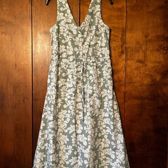 GAP Dresses & Skirts - NWT GAP Sage Green and White Floral Maxi Dress